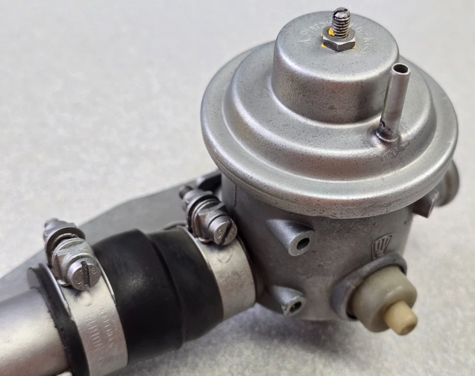 VÁLVULA DESVIADORA DE AIRE ORIGINAL PORSCHE 928 MUY BONITA USADA CON SOPORTE Y TUBO Foto 3 de 4