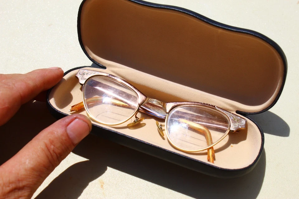 1950s Ladies Cats Eye, Victory 5 1/2 Aluminum with case, 1/10th 12 k Gold filled - Image 2 of 4