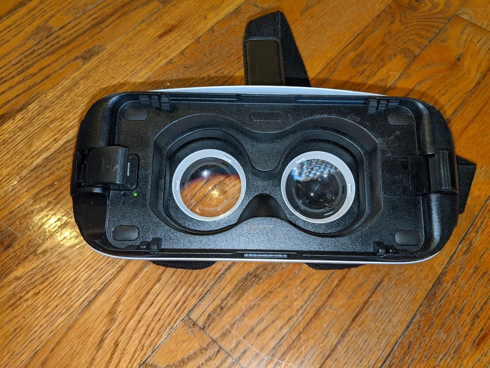 AURICULARES SAMSUNG GEAR VR SIN PROBAR OCULUS SM-R322 FALTA CUBIERTA FRONTAL DE PLÁSTICO Foto 2 de 4