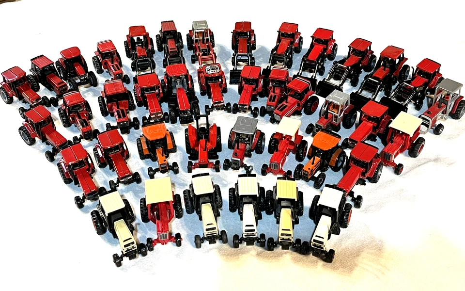 Very Nice Lot of 40 Ertl 1/64 scale Mostly Case International Tractors & Loaders - Image 2 of 4
