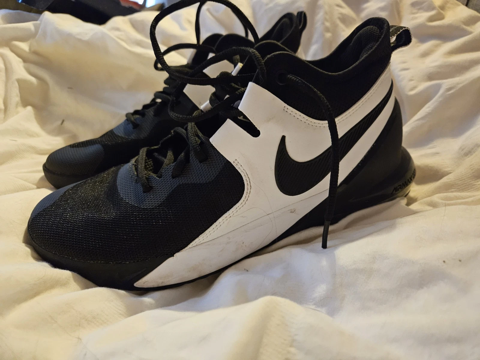 ** NUOVE Nike Air Max Impact taglia Uk9 bianche e nere. MAI INDOSSATO**