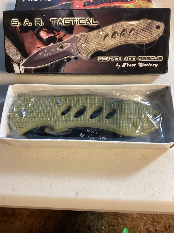 Cuchillo Plegable Marca Táctica Frost Cutlery SAR 4 1/2" Largo Nuevo en Caja 16-058CA Foto 2 de 3