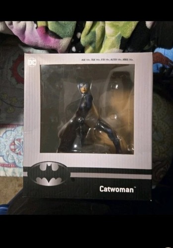 DC Universe Catwoman Statue By Jim Lee Diamond Select GameStop Exclusive