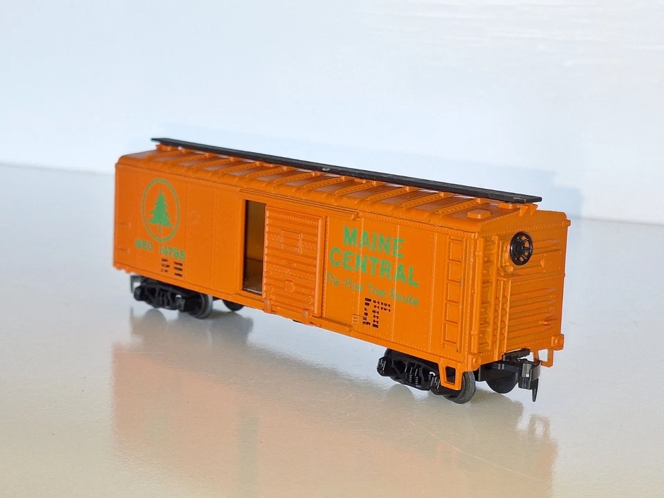 Mehano Maine Central 40' Boxcar.  Good cond. HO scale. No Box. Missing One Step. - Image 2 of 4