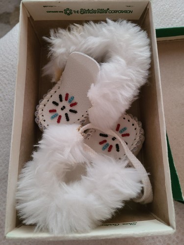 VTG Minnetonka Baby Moccasins White Deerskin Leather White Fur w/Beaded Design - Picture 1 of 7