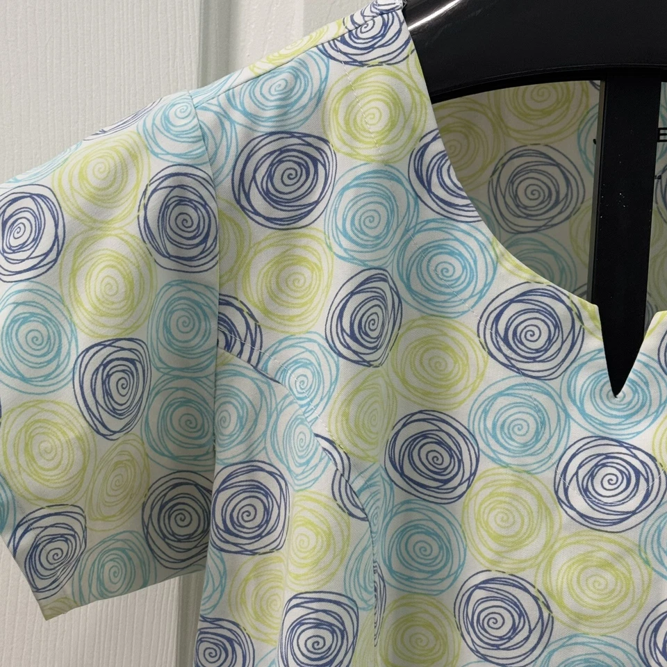 Blusa Médica Estampada Jockey Para Mujer Talla Pequeña Amarillo Verde Azul Remolinos Foto 2 de 4