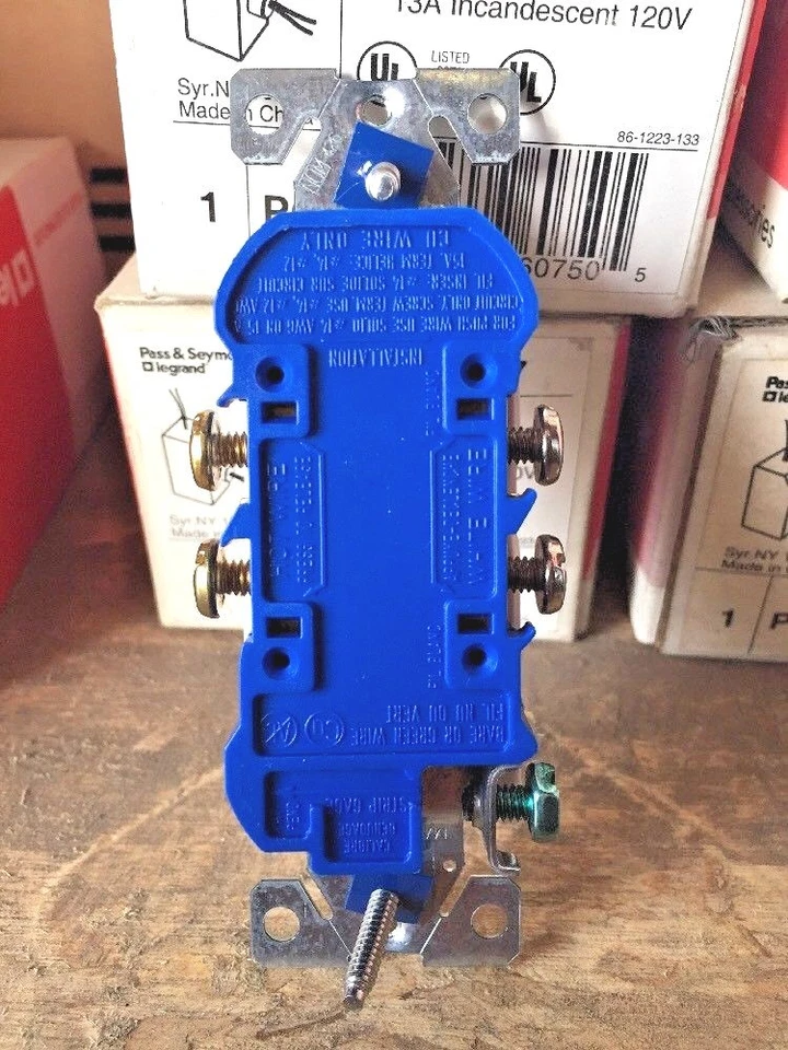 (K) Receptáculo dúplex Cooper Grounding (blanco) 1107W-CAJA de 10 Foto 3 de 4