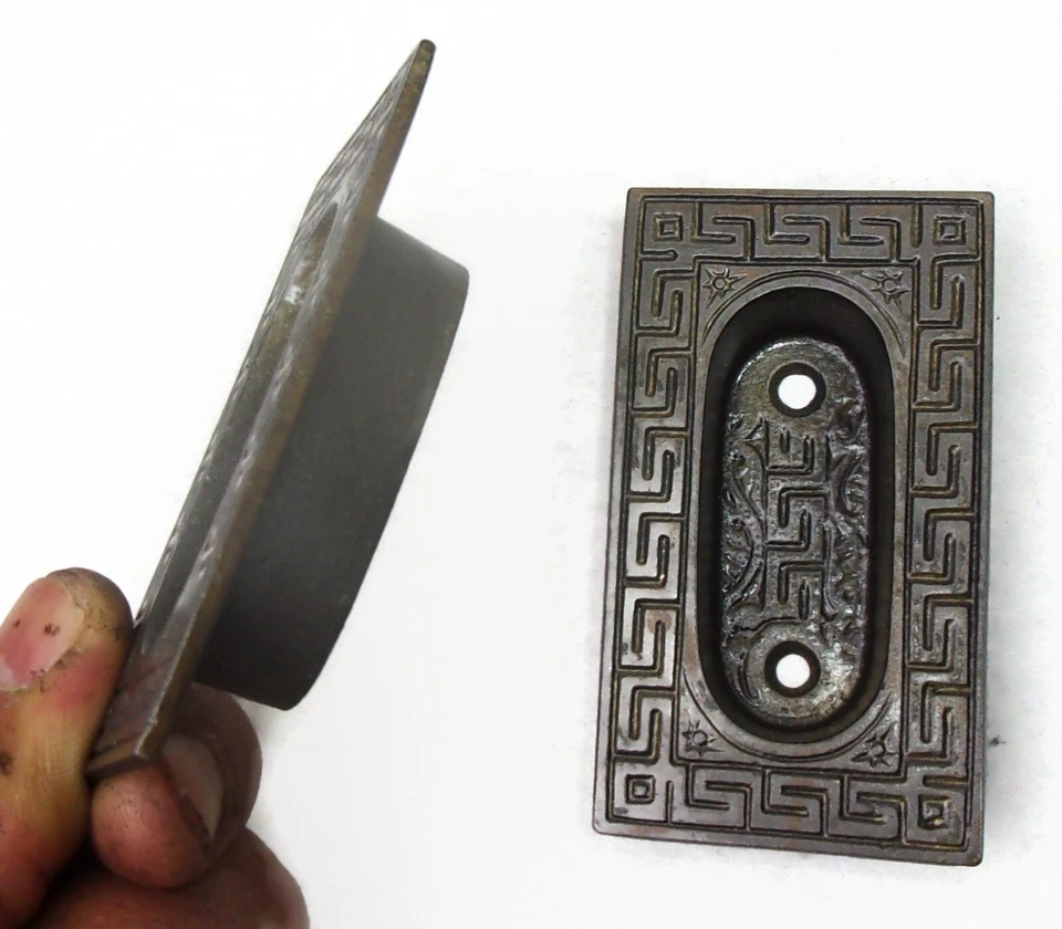 2 asas elevadoras de marco de ventana de hierro fundido ornamentadas antiguas victorianas Eastlake Foto 3 de 4