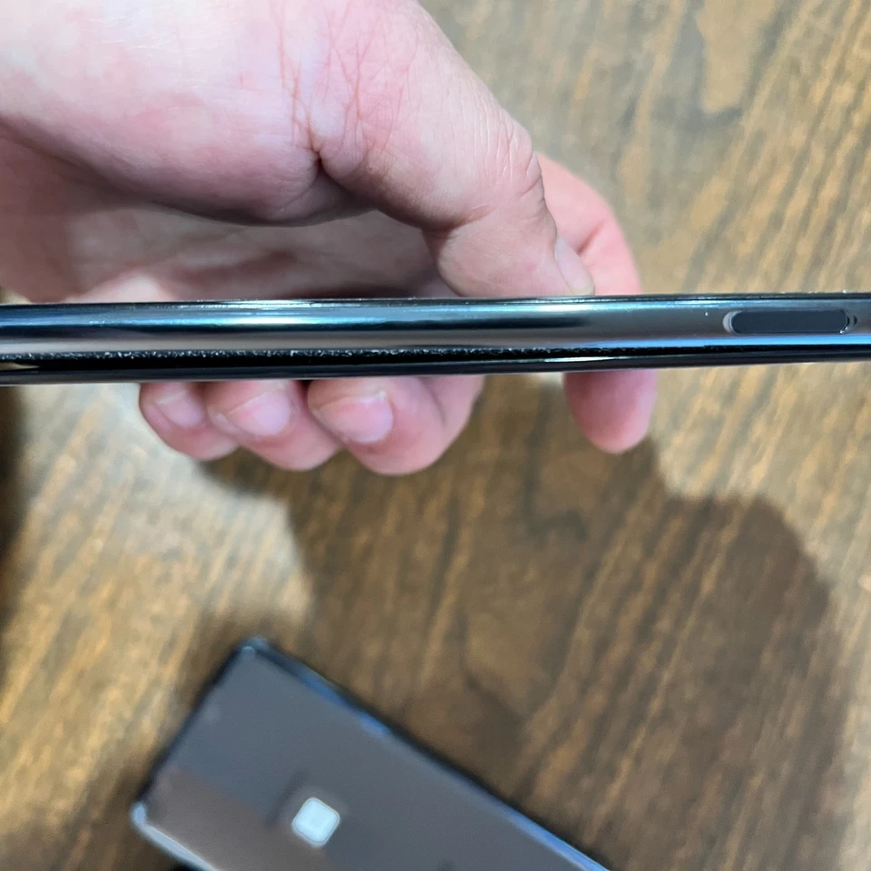 Lot of 4  Samsung S10e  Verizon  Unlocked - Image 3 of 3