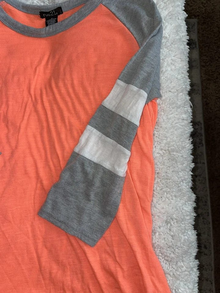 Rue 21 juniors talla. Camiseta pulsera M. Colores lindos y divertidos Foto 4 de 4