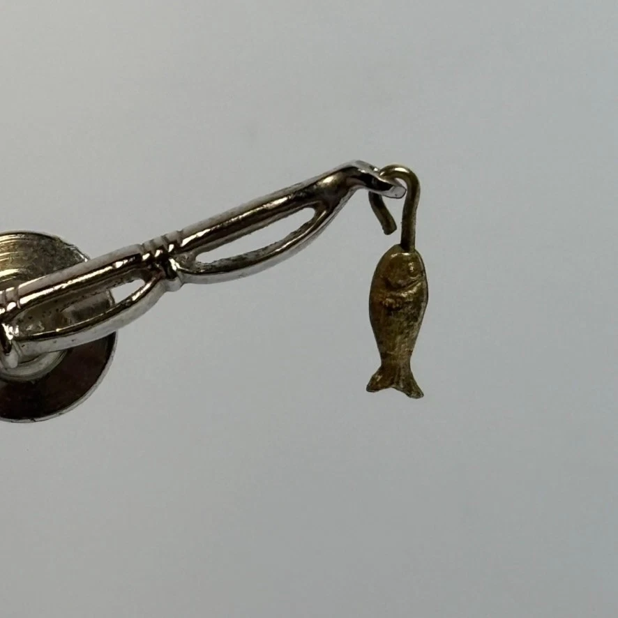 Pin de barra de corbata vintage tono plateado caña de pescar pez ondulado regalo único firmado Foto 4 de 4