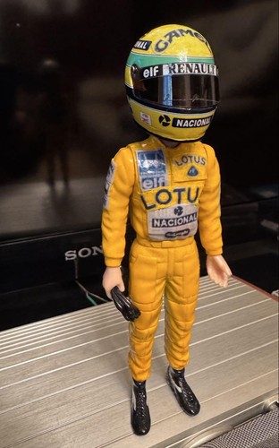 Figurina Ayrton Senna altezza circa Casco MiniChamps 1/8 15 cm incluso