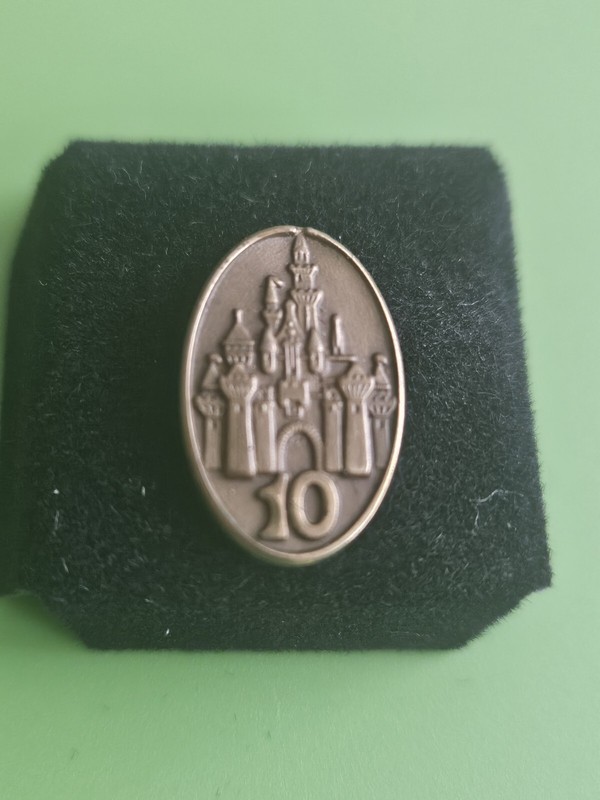 Disney Cast Member Service Award Pin - (Ciderella Castle 10 years)