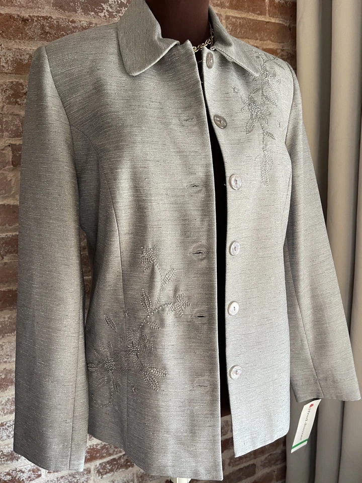 ¡Nuevo! Chaqueta Blazer Alfred Dunner Gris Tejida Flor Bordada Abotonada Talla 10 Foto 4 de 4
