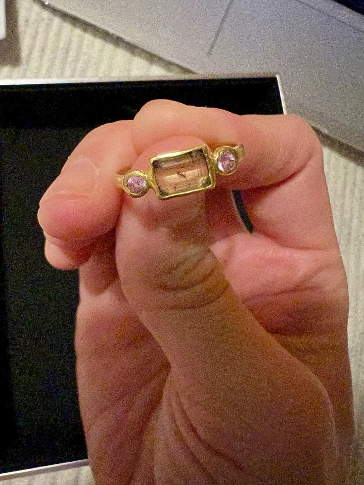 Золотое кольцо 24 карата с желтым турмалином и розовыми сапфирами размер 6 - Изображение 4 из 4