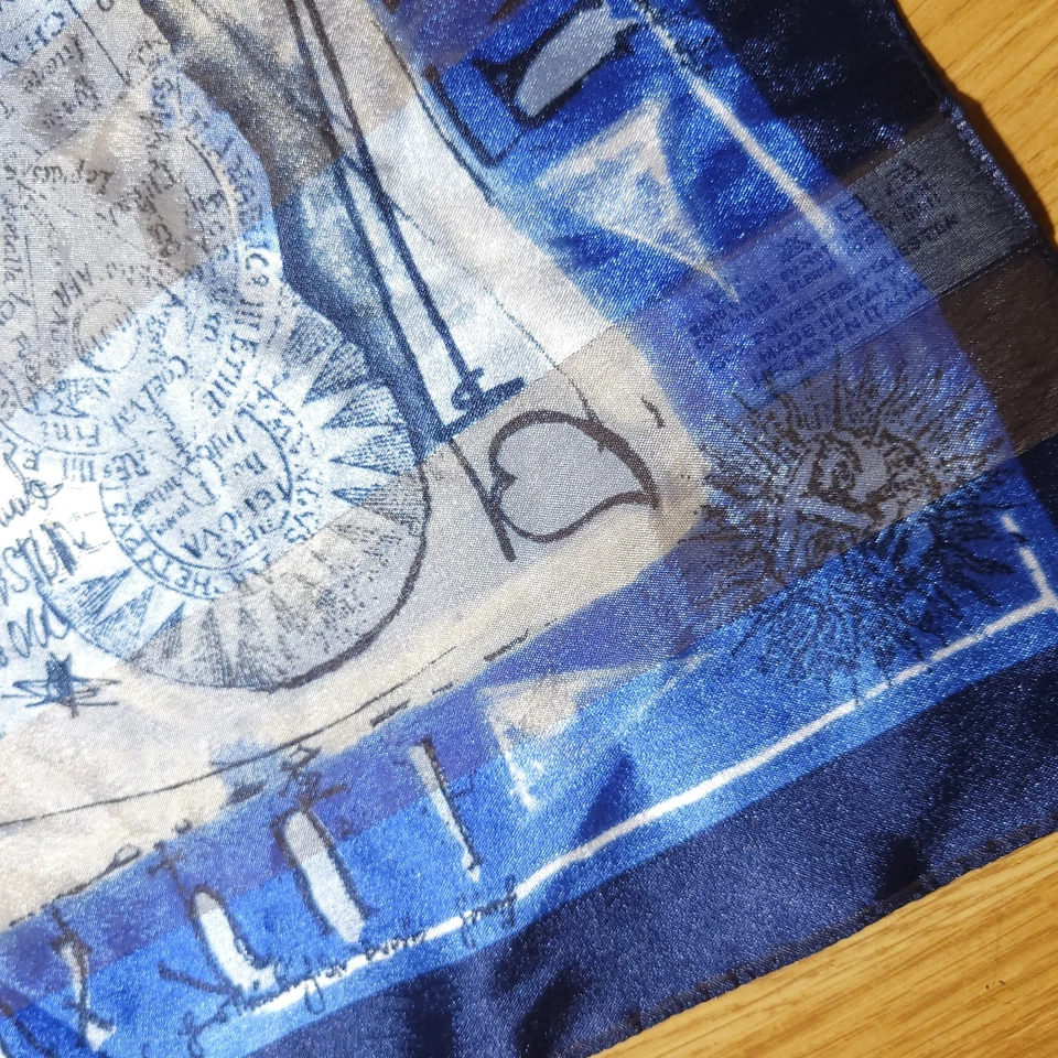 Bufanda Sinfónica Italia IMGE Ishita Mili Dance Music 20" Cuadrado Cizalla Azul y Blanco Foto 4 de 4