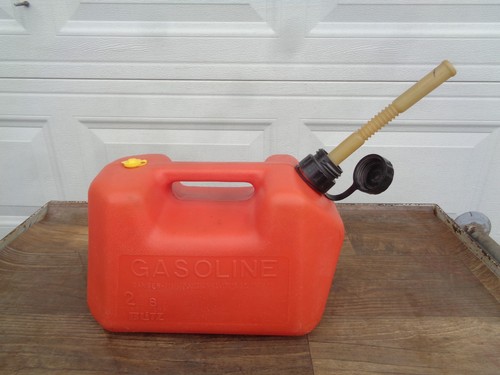 BLITZ 2.5 Gallon Plastic Gas Can w/ Old Style Pull Out Spout - Early Style
