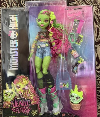 Monster High VENUS McFlytrap Doll w/Pet Chewlian & Green Accessories