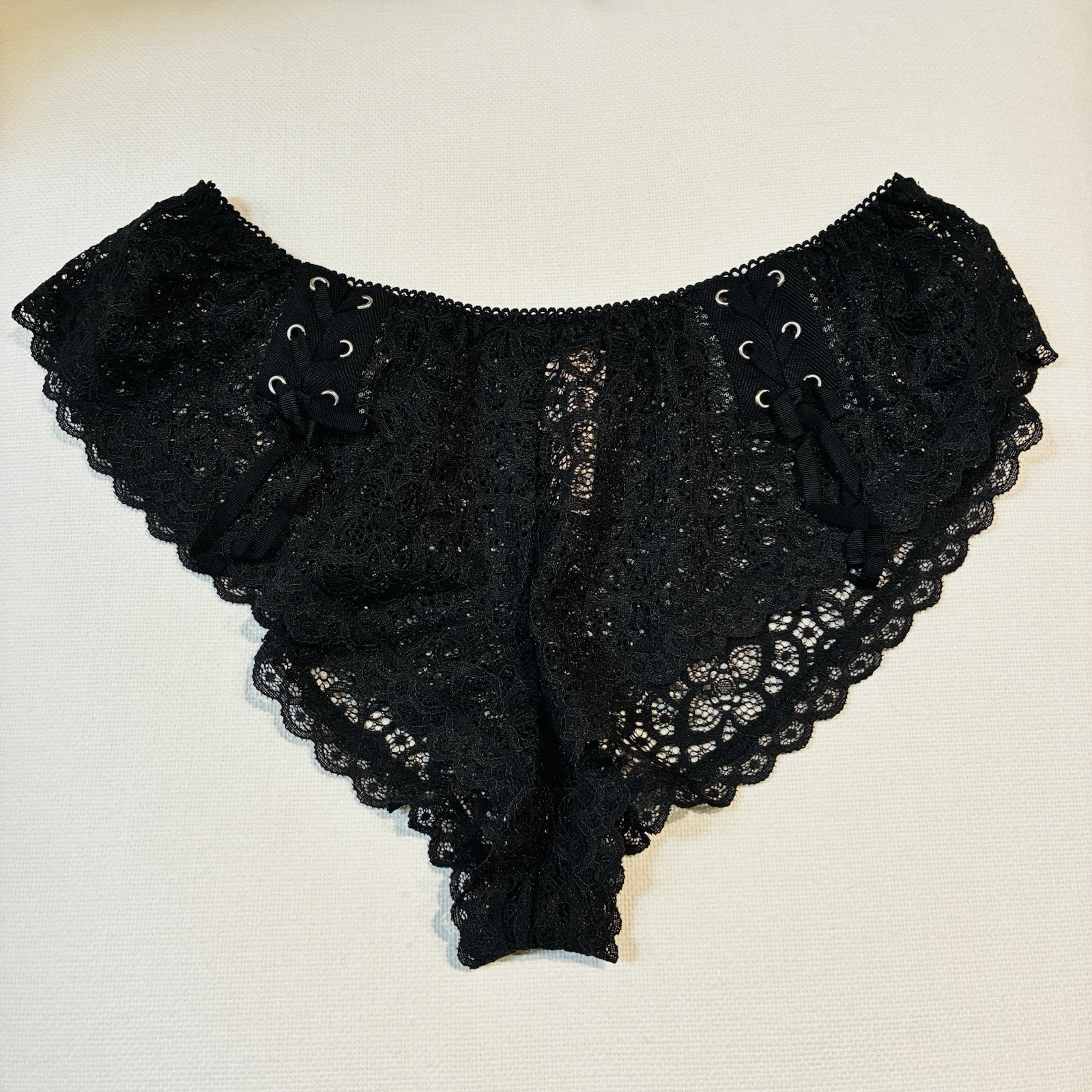 *NWT* Victoria’s Secret M 🖤 Black Lace-Up Cheeky Panty