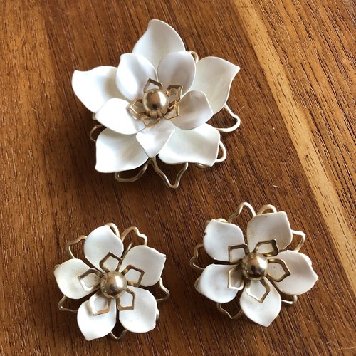 EMMONS Vintage White And Gold Magnolia Flowers Brooch Pin & Clip-on Earrings