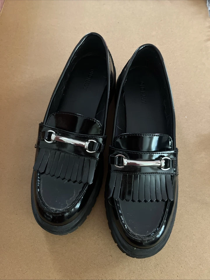 Mocassim robusto feminino Old Navy preto couro sintético envernizado tamanho 9 - Imagem 3 de 4