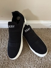 DKNY WOMEN SLIP-ON BLACK WITH LOGO SZ. 8 NEW WITHOUT BOX