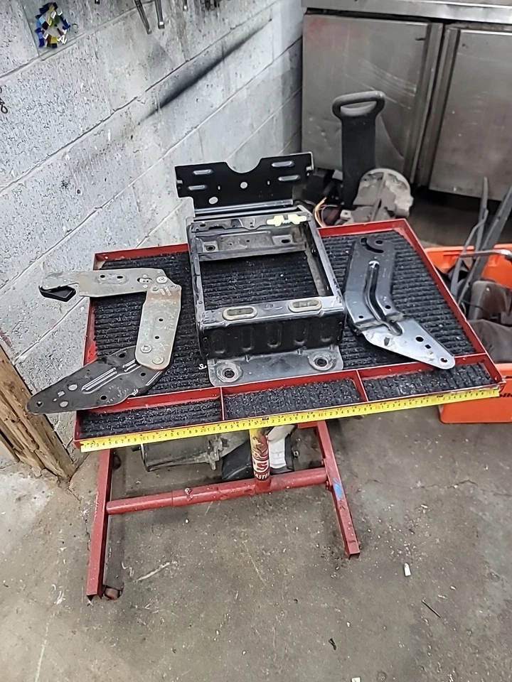 2004-07 F150 Stx 4.6 Center Front Seat Mount  Brackets (Bin 312) - Image 4 of 4