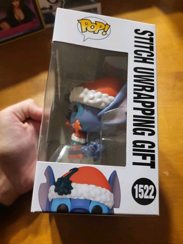 Funko Pop Disney Lilo & STITCH DESENVOLVIENDO REGALO #1522 TEMA CANDENTE VACACIONES 2024 - Imagen 2 de 9