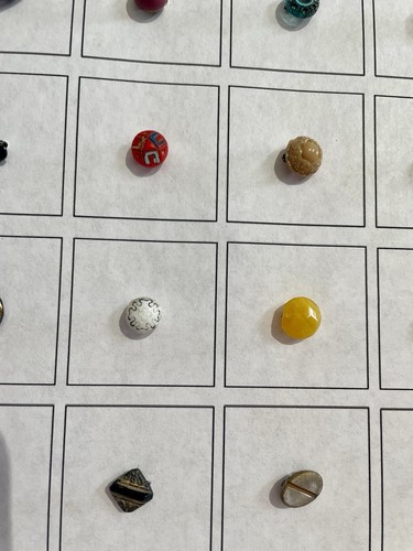 30 Vintage & Antique Diminutive Glass Button Green Red Blue White Black On Card - Picture 3 of 19