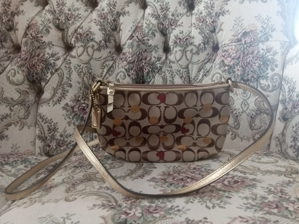 Bandolera Coach Signature con detalles dorados Foto 2 de 2