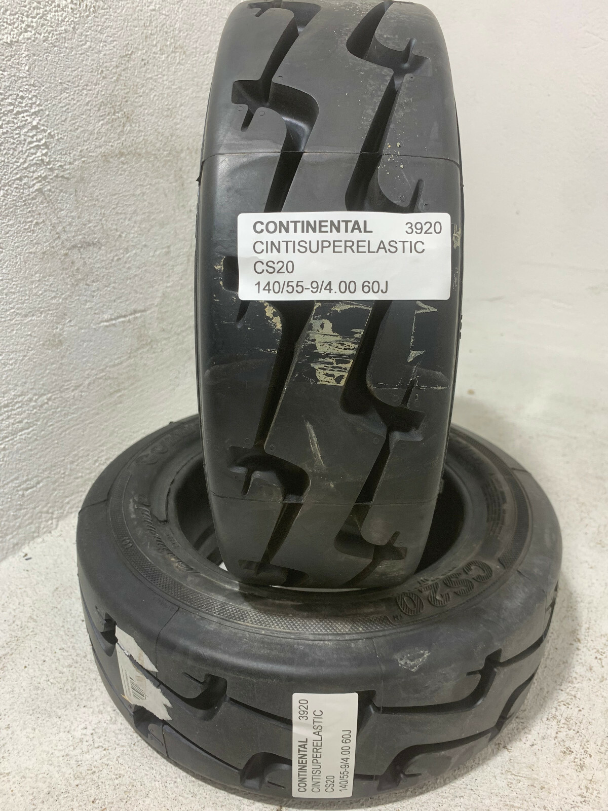 Pneu Continental 140/55 9 stable pour la manutention en entrepôt logistique