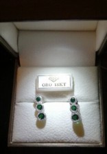 ORECCHINI TRILOGY IN ORO BIANCO 18 KT. TIT. 750 CON SMERALDI E BRILLANTI.