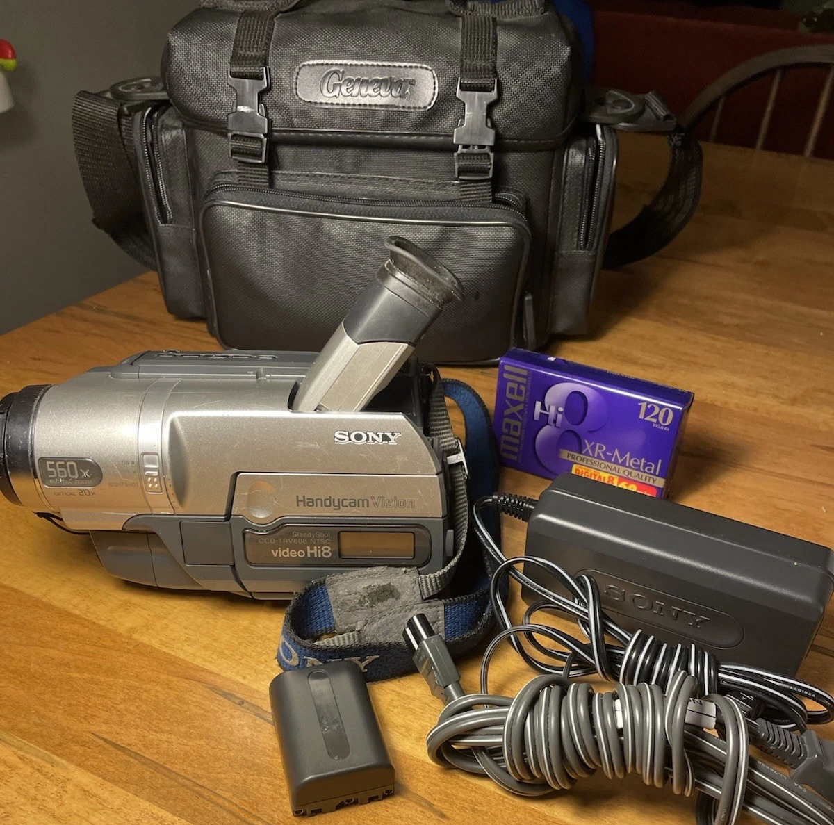 Preços baixos em Filmadoras de Vídeo 8 Sony Handycam 560x Zoom