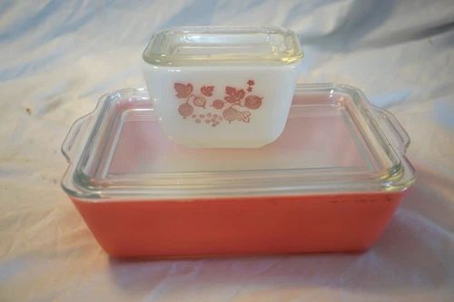 PYREX PINK 504 & 501 PINK GOOSEBERRY W/LIDS 4PC REFRIGERATOR DISHES