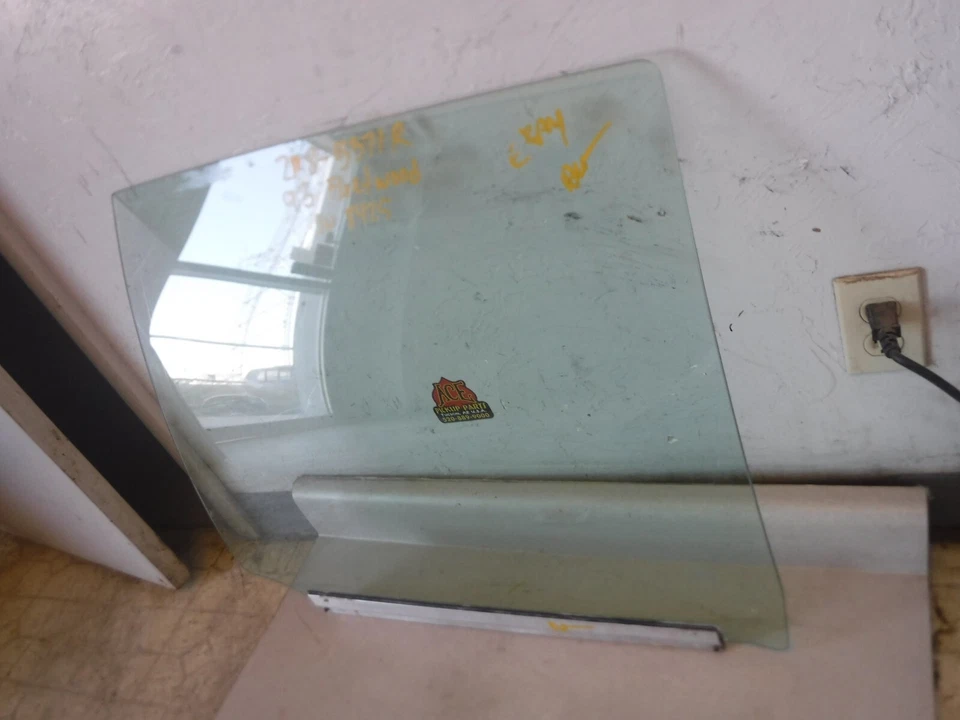 93 1993 Cadillac Fleetwood RWD Passenger Side REAR Door Glass OEM RIGHT REAR - Image 2 of 4