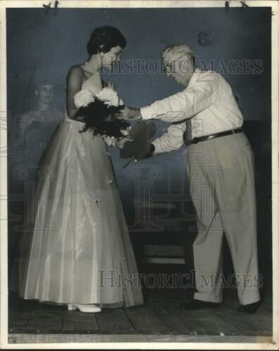 1955 Pressefoto Louisiana Broiler Festival Königin bekommt Rosen vom lokalen Bankier - Bild 1 von 2