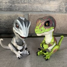 WowWee Untamed Raptor Fingerlings Stealth Velociraptor Green Ghost Dinosaur Dino