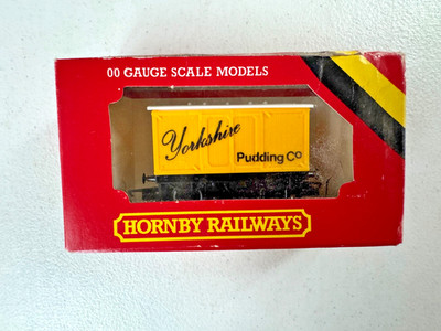 Hornby #R111 OO Gauge Yorkshire Pudding Co. Closed Special Wagon w/box - EC