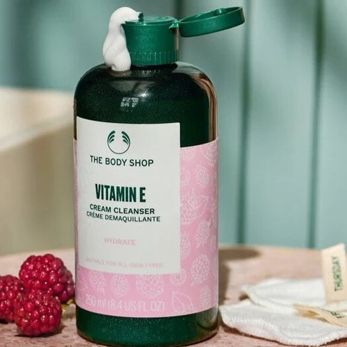The Body Shop Vitamin E Cream Cleanser, Creamy Facial Cleanser 250ml - Picture 4 of 6