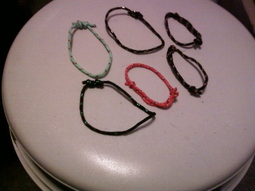 Neues Set mit 6 Armbändern in verstellbarer Größe -- mehrfarbig & neonfarben (Einheitsgröße) - Bild 2 von 3