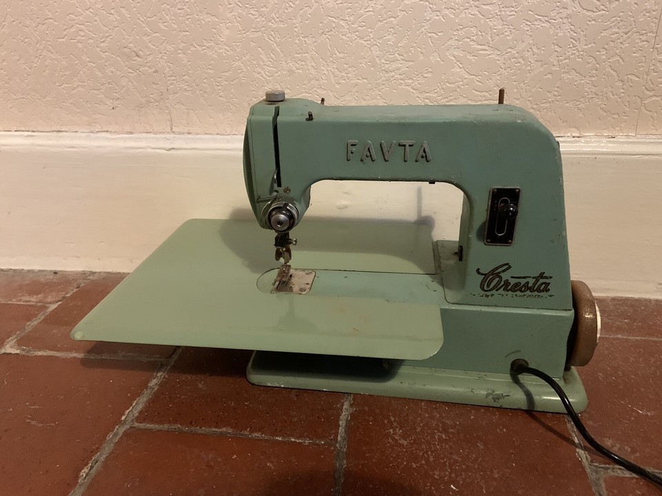 Vintage 1950’s Favta Cresta Mint Green Sewing Machine Cased Extension