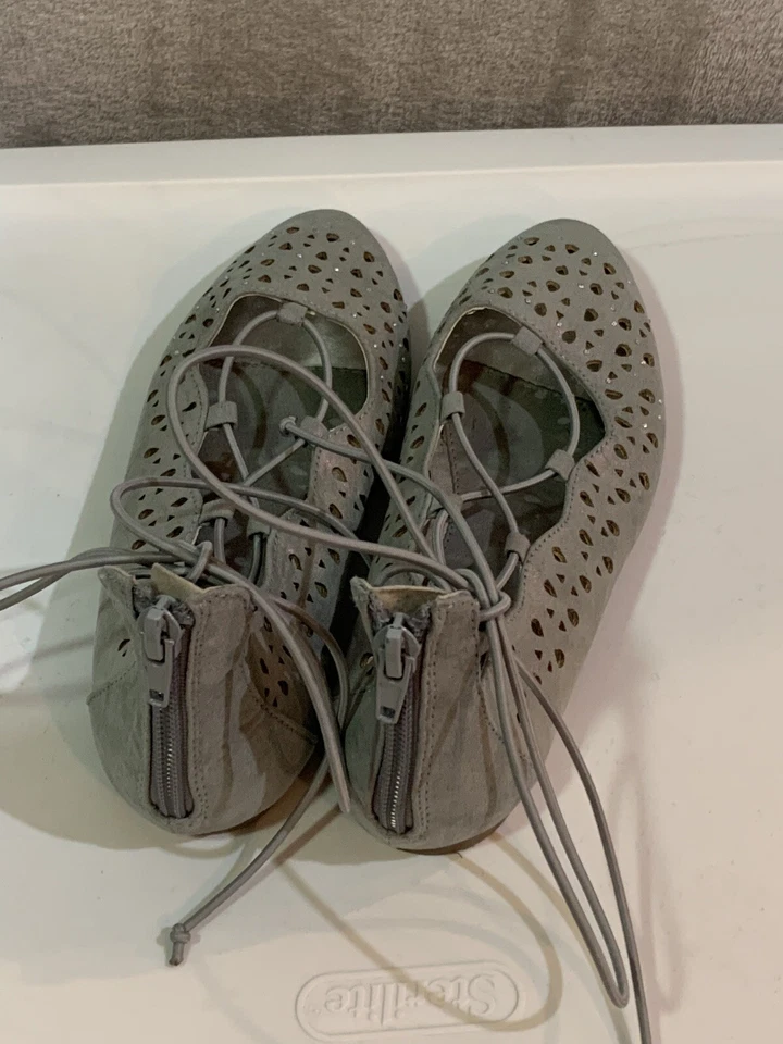 Zapatos planos Justice Girls talla 2 plateados brillantes con tiras recortes con joyas cremallera trasera Foto 3 de 4