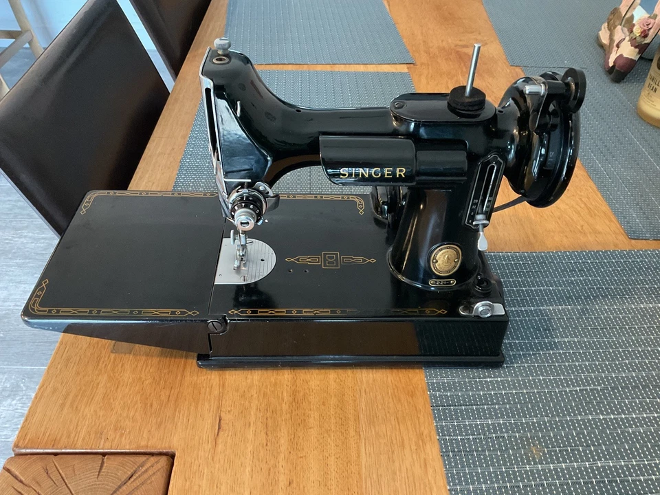 Máquina de coser Singer 1958 vintage peso pluma 221 k único dueño Foto 4 de 4