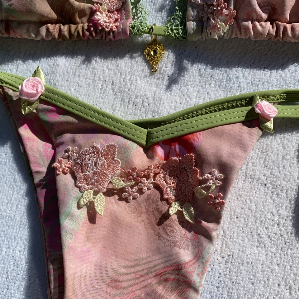 Bikini XS rosa y verde bordado de encaje Foto 3 de 4