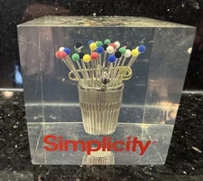 RARE HTF 3D Simplicity Sewing Thimble & Pins In Acrylic Cube 1-5/8”x1-5/8”x1-5/8
