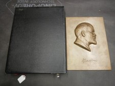 30323 - W. Lenin. Bronze-Portraitrelief mit Faksimile-Unterschrift Lenins.