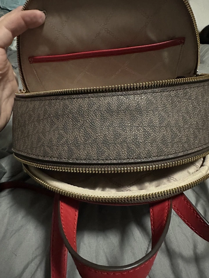 Mochila Michael Kors Logo Brooklyn média carmesim/marrom MSRP $298 - Imagem 3 de 4