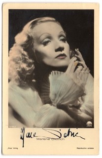 MARLENE DIETRICH. Portrait avec signature autographe.