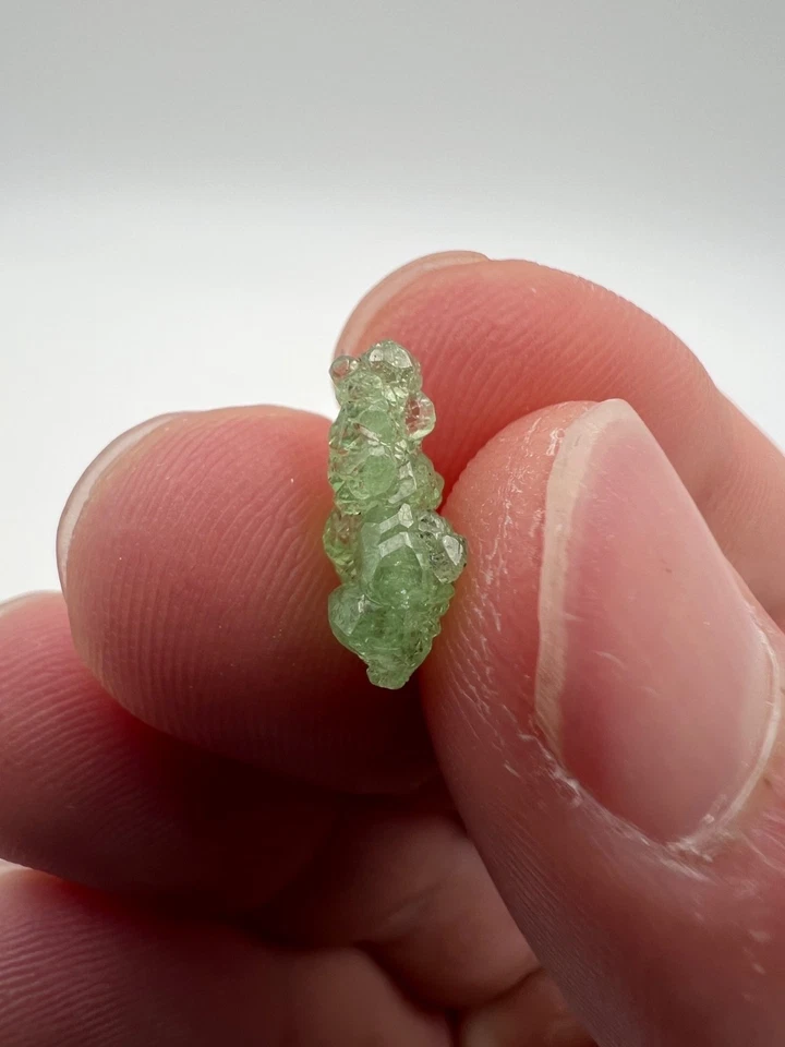 Racimo de cristal granate tsavorita verde gema de Merelani Hills, Tanzania Foto 4 de 4