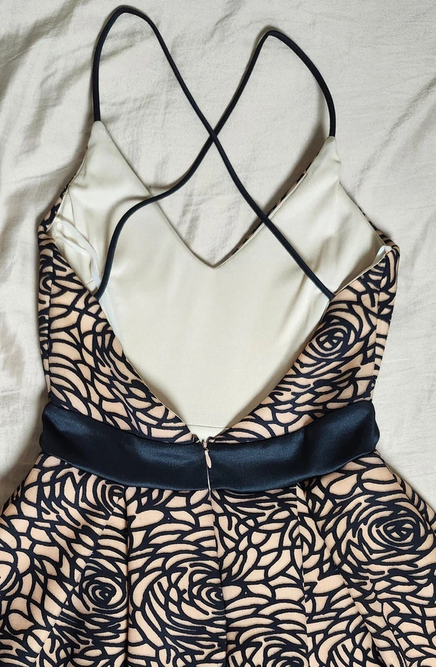 Vestido para mujer Agaci floral ajustado y acampanado sin mangas talla mediana color beige Foto 4 de 4